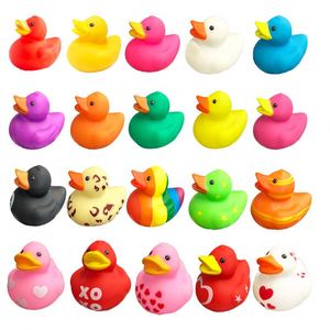 2026 Venta al por mayor de patitos de goma chirriantes de vinilo de 2 pulgadas, surtidos, con estampados de animales flotantes para bebés - Product Image 4