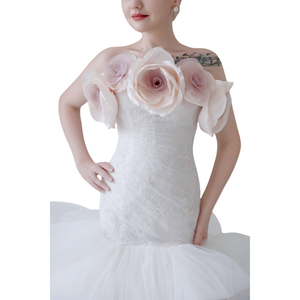 Grandioso abito da sposa bianco taglie forti-triplo dettaglio rosa e ampio treno per matrimoni a palazzo - Product Image 6