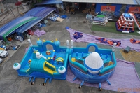 Structure gonflable sur le thème de l'espace commercial : château gonflable, fusée astronaute, aire de jeux gonflable avec toboggan pour enfants, parc d'attractions