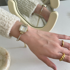 นาฬิกาควอตซ์อะคริลิกทรงสี่เหลี่ยมเล็กแบบใหม่ เป็นมิตรกับสิ่งแวดล้อม สำหรับเด็กผู้หญิง นาฬิกาข้อมือผู้หญิงดีไซน์หรูหราสำหรับสุภาพสตรี - Product Image 5