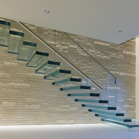 Escaliers flottants en verre modernes et durables avec construction en acier-bois et garde-corps en verre intérieur