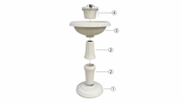 Fontaine sur piédestal classique blanche avec bassin à niveaux, pulvérisateur en forme de couronne, base ornée en relief et décoration aquatique pour jardin extérieur