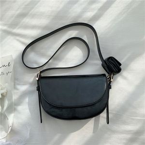 Sac à bandoulière semi-circulaire en cuir PU végétalien coréen pour femme, petit sac messager à rabat, vente en gros - Product Image 3