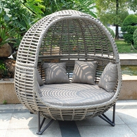 Chaise longue d'extérieur moderne en rotin PE et chaise nid d'oiseau rouge pour parc, hôtel, villa, piscine et plage