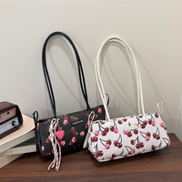 Nouveau sac à bandoulière imprimé cerises, sac fourre-tout long en cuir PU mignon avec pendentif cœur et nœud, sac de luxe de créateur à porter sous le bras