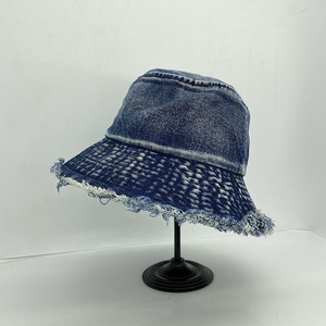 Chapeau <span class=keywords><strong>Bob</strong></span> <span class=keywords><strong>en</strong></span> <span class=keywords><strong>Jean</strong></span> Délavé pour <span class=keywords><strong>Femme</strong></span> avec Trous et Pompons – Style Hip Hop et Déchiré - Product Image 4