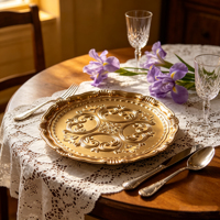 Assiette de service personnalisable en plastique PP doré électroplaqué, motif baroque en relief, pour la décoration de table de fête ou d'hôtel