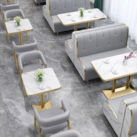 Ensemble de table à manger de luxe avec chaises, surface en pierre frittée, pieds en métal doré, chaises courbées rembourrées de gris pour café, restaurant
