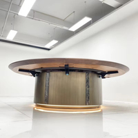 Ensemble de table et de chaises de salle à manger en marbre moderne et luxueux. Table à manger ronde italienne avec pieds en acier inoxydable dans un style luxueux.