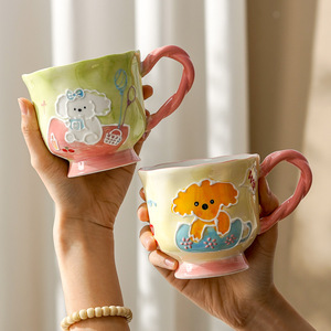 Tasse à café et à petit-déjeuner en céramique sous-glaçurée, peinte à la main, motif couple chien et hérisson, avec pied haut, idéale pour un cadeau - Product Image 1