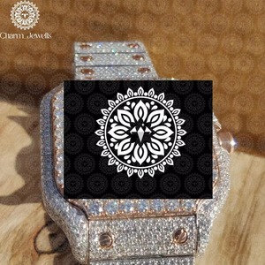 Montre en diamant la plus vendue pour hommes, avec une construction durable en acier inoxydable et un mouvement à quartz, disponible à un bon prix - Product Image 2