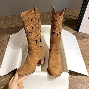 Botas Femininas de Couro PU Estilo Cowboy Vintage com Bordado Vazado e Salto Grosso, Cano Médio, Coleção Outono 2026 - Product Image 1