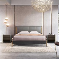 Lit king-size moderne en bois avec tête de lit capitonnée en cuir Orangefurn