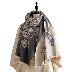Sciarpa/Stola Invernale da <span class=keywords><strong>Donna</strong></span> in Poliestere Effetto Cashmere, Stampa Leopardata, Reversibile, Lunga, di Alta Qualità e Delicata sulla Pelle - Product Image 5