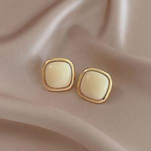 Boucles d'oreilles clous rétro en alliage de zinc plaqué or style perle pour femme, boucles d'oreilles Maillard en résine géométrique simple de qualité supérieure, style français - Product Image 1