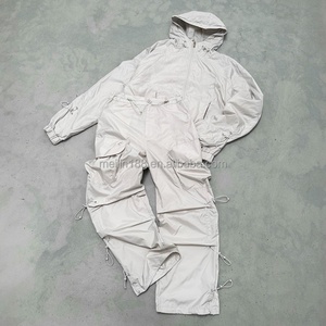 Ensemble coupe-vent personnalisé : Blousons zippés oversize en nylon et pantalons cargo en nylon, ensemble de survêtement coupe-vent uni pour homme - Product Image 1