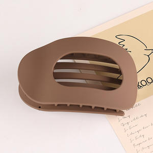 Pince à cheveux ovale mate de style français, grande pince plate avec design incurvé confortable pour femmes - Product Image 3