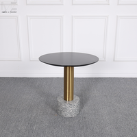 Table basse nordique moderne de luxe en pierre naturelle et en acier inoxydable doré avec dessus en bois rond noir