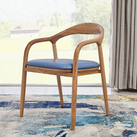 Fauteuil de salle à manger BST moderne en noyer foncé avec dossier arqué et assise rembourrée en cuir beige pour hôtel