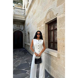 Ensemble 2 pièces blanc Lamarie - Tenue de club sexy avec haut à nouer à la taille et short taille XXS - Product Image 3