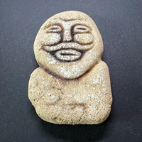 Aimant de réfrigérateur rond en argile fait main Sun Chaser, motif art rocheux, Talisman de la Voie de la Soie Ancienne pour la Manifestation et l'Énergie Positive.