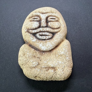 Aimant <span class=keywords><strong>de</strong></span> réfrigérateur rond en argile fait main Sun Chaser, motif art rocheux, Talisman <span class=keywords><strong>de</strong></span> la Voie <span class=keywords><strong>de</strong></span> la Soie Ancienne pour la Manifestation et l'Énergie Positive. - Product Image 5