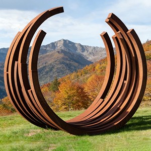 Sculpture géométrique moderne en acier Corten à poutres croisées pour repère municipal et art public commercial - Product Image 2