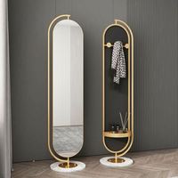 Miroir sur pied minimaliste sans cadre avec piédestal en marbre et bordure dorée pour usage domestique