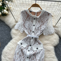 Robe longue décontractée élégante en dentelle blanche à manches courtes avec ceinture et boutons décoratifs pour femmes, idéale pour le quotidien et les soirées