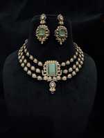 Parure Collier Ras-du-Cou et Boucles d'Oreilles en Laiton Multicouche Faite à la Main avec Perles Blanches et Pierres – Tendance, Plaqué Argent, Idéale pour le Quotidien, Mariages et Fêtes