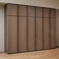Armoires modernes en bois avec rangements ouverts, tiroirs, portes pleine hauteur et conception personnalisée de placard de chambre