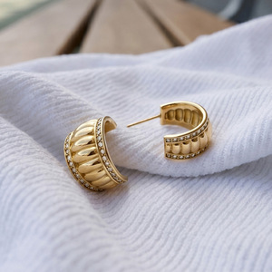 Pendientes de acero inoxidable con circonita de lujo, resistentes al agua, chapados en oro de 18 quilates para mujer - Product Image 2