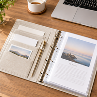 Classeur moderne en lin personnalisé à feuilles mobiles pour une gestion optimale du papier, idéal pour les cadeaux d'entreprise et les présentations.