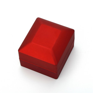 Scatola Espositiva per Gioielli in Plastica di Lusso con Logo Personalizzato e Luce LED per Confezioni Regalo di Nozze - Product Image 5