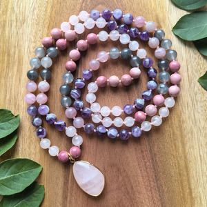 สร้อยมาลาถักมือ <span class=keywords><strong>108</strong></span> เม็ด, โรสควอตซ์, อเมทิสต์, โรโดไนต์, จาปา มาลา, สำหรับการทำสมาธิ, คริสตัลบำบัด, ของขวัญสำหรับโยคะและการสวดมนต์ - Product Image 2