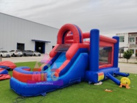 Château gonflable inspiré des jeux vidéo rétro avec personnage géant et toboggan pour les fêtes d'anniversaire des enfants