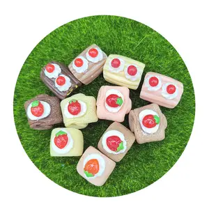 100 teile/los sortierte süße Erdbeere Schweizer Roll Ornamente Mini Puppenhaus Essen Kuchen Figuren für Puppenhaus Küche Zimmer Dekor