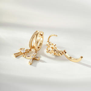 Großhandel Vergoldete Creolen Schmuck Bling Diamant Kreuz Anhänger Tropfen-Creolen Modische Ohrringe für Frauen - Product Image 3