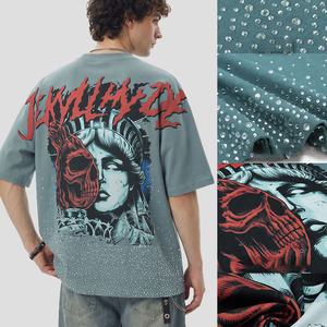 เสื้อยืดสตรีทแวร์ลายหัวกะโหลกประดับเพชร พิมพ์ลายกราฟิกตัวอักษรสีแดงเข้ม แขนสั้นทรงโอเวอร์ไซส์สำหรับผู้ชาย พร้อมโลโก้แบบกำหนดเอง - Product Image 3