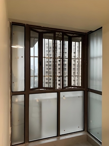 Diseño deslizante de ventanas plegables de madera maciza con apertura vertical insonorizada, para hoteles al aire libre y exteriores, función de pantalla plegable - Product Image 3