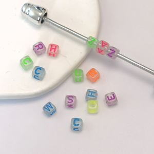 Perles en acrylique qui brillent dans le noir, perles cubiques de 5 mm avec 26 alphabets colorés pour la fabrication de bijoux et de bracelets - Product Image 4