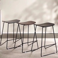 Tabouret de bar commercial moderne et robuste en fer forgé pour la maison, le salon, les salons de thé et l'utilisation à la caisse.