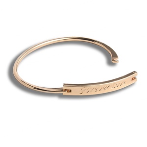 Pulsera de Lujo Moderna y Popular, Exquisita Pulsera de Oro con Dijes Personalizados con Logotipo para Mujer - Product Image 3