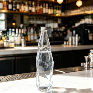Bouteille en verre vide personnalisée haute transparence 350ml 500ml 750ml, directement <span class=keywords><strong>de</strong></span> l'usine, pour <span class=keywords><strong>eau</strong></span> minérale, jus, whisky, usage quotidien - Product Image 1