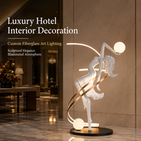 Lampe sur pied personnalisée en fibre de verre, sculpture abstraite de femme, OEM, figurine féminine moderne pour la décoration intérieure de hall d'hôtel de luxe