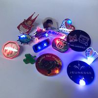 Fournisseur d'usine Insigne de lumière LED Bouton Épinglette Forme personnalisée Logo Insigne de LED magnétique pour les événements de fête