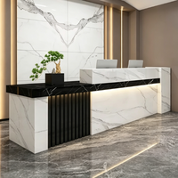 Bureau de réception moderne et luxueux sur mesure avec effet marbre et éclairage LED pour hall d'hôtel, bureau d'entreprise