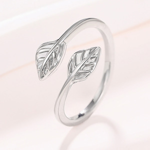 Anello a Foglia per Donne, Design Minimalista Ispirato all'Albero, Regolabile, Gioiello Statement per Uso Quotidiano - Product Image 3
