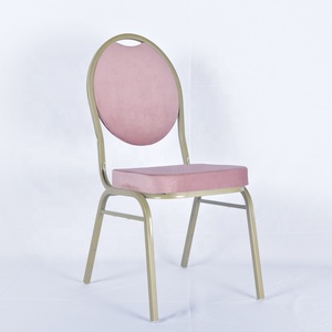 Vente en gros de chaises de restaurant empilables dorées, métalliques, fer et acier avec tissu en velours - Product Image 1