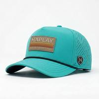 Casquette de golf de performance en gros, casquette de baseball à 5 panneaux avec logo personnalisé en patch de caoutchouc, casquette trucker à calotte haute perforée au laser avec corde